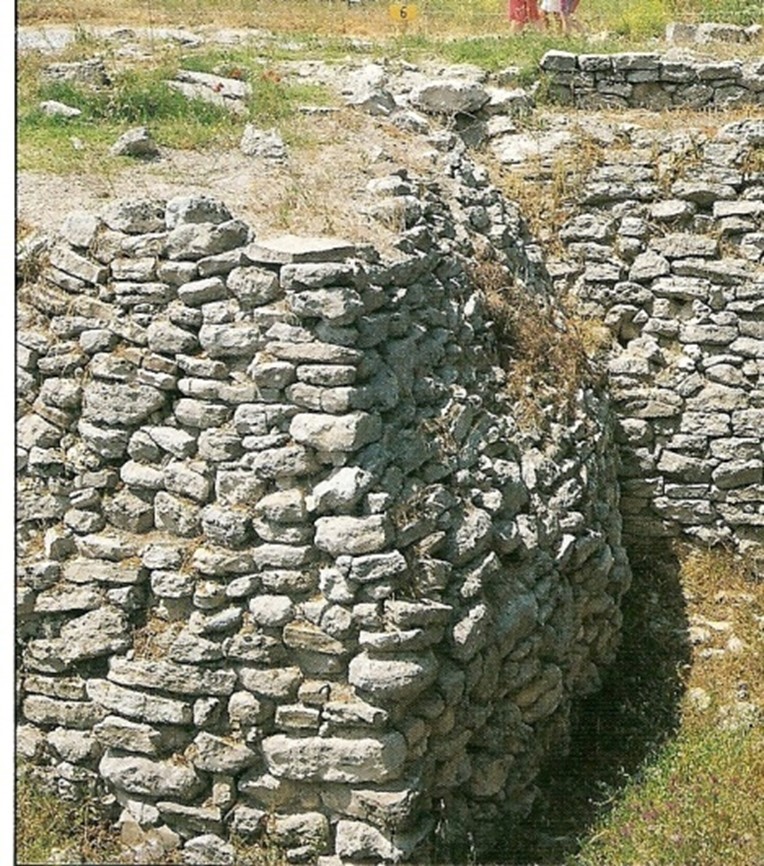 Troya I. erken Bronz Çağı. M.Ö. 3000-2500. Güney giriş kapsı yanında yer alan kule